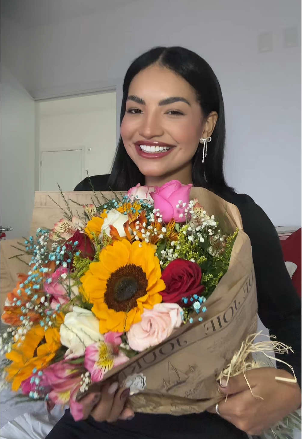 Aaah ganhei o buquê mais lindooo ✨💐🥹 #flower #buquedeflores #Love #romance #casamento #flores #girasol 