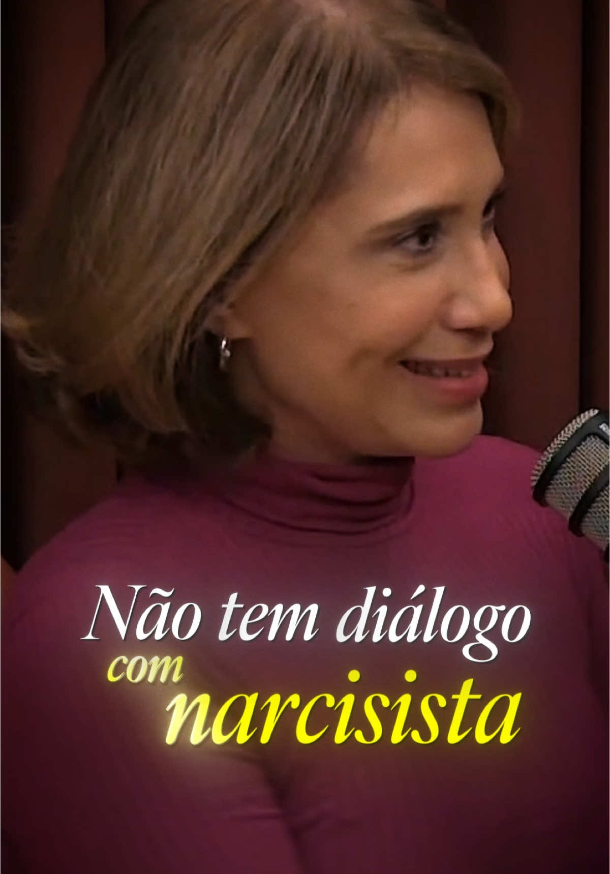 Conviver com alguém que sempre precisa ser o centro das atenções pode ser cansativo, né? O narcisista não escuta, não se conecta e parece viver em um mundo onde só existe espaço para ele. Aceita elogios com prazer, mas não abre espaço para o outro. É desafiador lidar com essas pessoas, porque elas não percebem o impacto que causam. Mas é importante lembrar: você não precisa se anular para caber no espaço de ninguém. Preserve sua essência, estabeleça limites e cuide de você. 💕