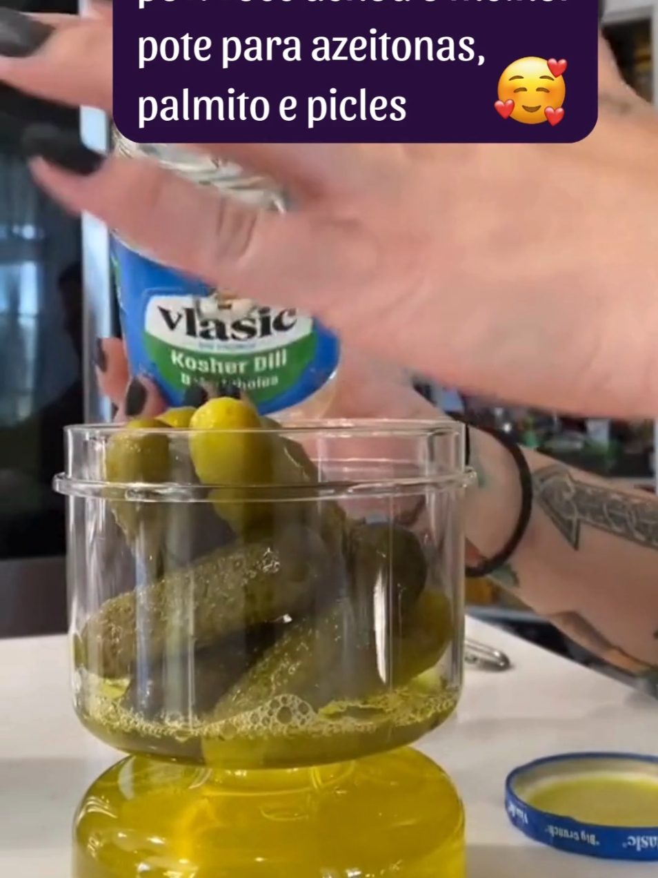 Esse pote hermético para conservas com separador de líquido é o melhor para guardar as conservas com praticidade e eficiência! Com capacidade de 800ml e vedação hermética, ele mantém os alimentos fresquinhos por muito mais tempo, protegendo contra ar e umidade. Além disso, a cereja do bolo está no separador de líquido. É só girar que ele se separa o alimento do líquido com facilidade. É perfeito para conservas tipo azeitonas, palmito ou picles! ✨ R$69,90 ✨ Link para a loja: www.utifacil.com.br 👋 Digite 