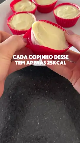 Copinhos de iogurte proteico! 🍓 (baixo em carboidratos & alto em proteínas) Ingredientes: 200g de morangos congelados 1 pote de iogurte natural integral 4 scoops de whey de preferência Leite desnatado só pra bater Modo de preparo: Em um liquidificador, bata todos os ingredientes. Despeje em forminhas de silicone e leve pro freezer por aproximadamente 3 horas. Quando for consumir, bastar colocar chocolate branco derretido por cima, que na mesma hora vai criar uma casquinha deliciosa. Renderam 11 copinhos, sendo 25 kcal em cada um. ______________________________________________ Gostou da dica? Salva esse vídeo e segue @a.receita.saudavel ❤️ - Dica: @nutrirafacavalcante  #comida #emagrecer #emagrecimento #receitasfit #receitas #receita 