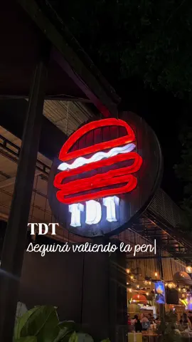 Todas las hamburguesas vienen con lechuga 🥬 , tomate 🍅 , cebolla 🧅 y papas 🥔. - TDT Ligera + Pepinillos, tocineta y queso mozarella = $33.300 - TDT Ligera doble + 2 quesos cheddar y cebolla caramelizada = $36.100 - TDT Ligera con queso azul + tocineta + cebolla caramelizada = $32.900 Pero recuerda que debes de pagar 💰 la gaseosa y la propina (opcional).  * Ambiente 6/10 * Servicio 7/10 * Sabor 9/10 * Presentación 9/10 * Espacio 6/10 * Precios 8/10 #tdt #hamburguesas #hamburguesa #cali #restaurantes #restaurante #CapCut 