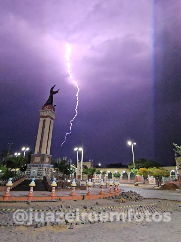 Do lado de cá, chuva, Graças a Deus! Climinha bom em Juazeiro do Norte! Na imagem: Santuário São Francisco.