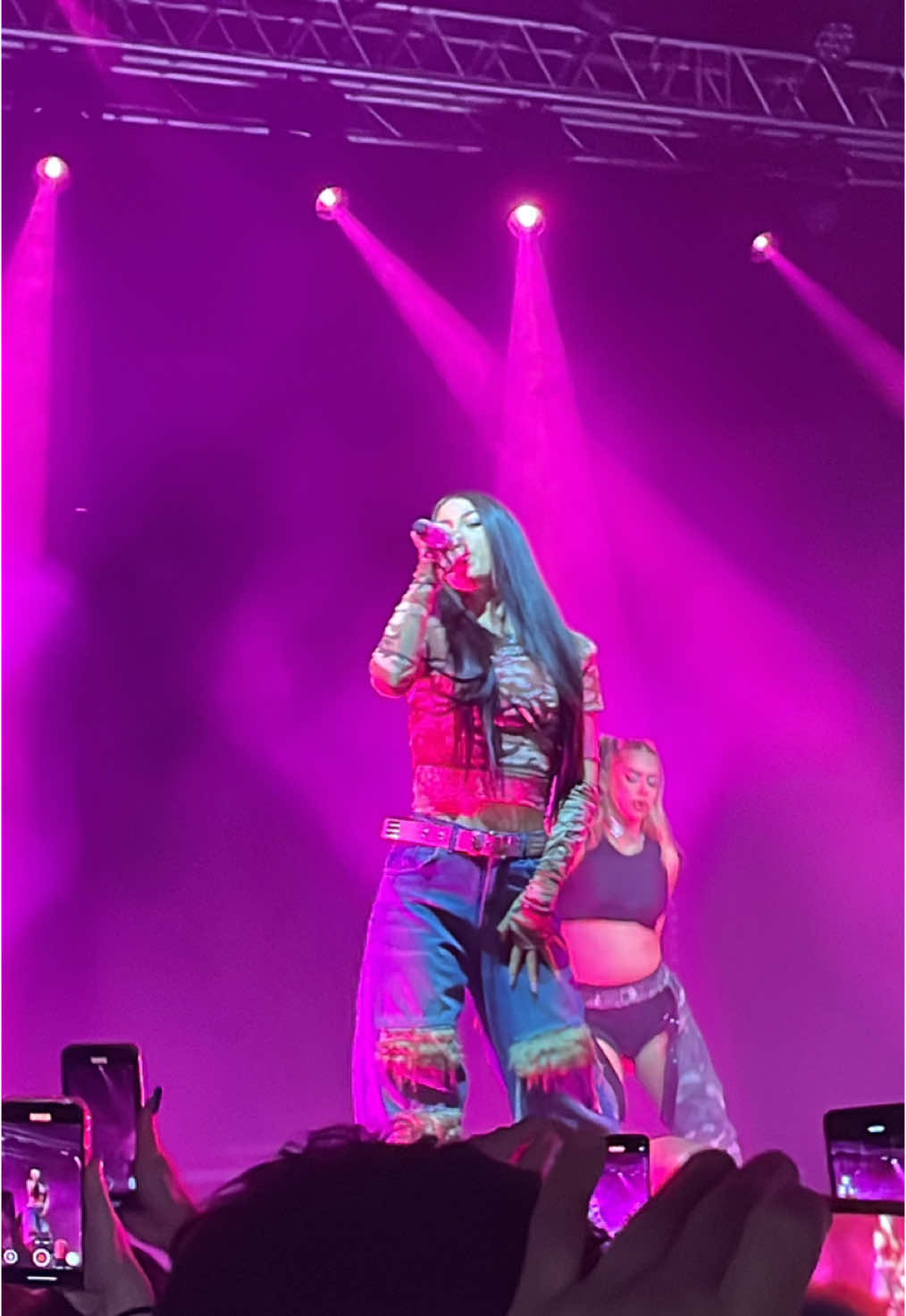 E dopo una settimana sono ancora ferma qui @ANNA 💖 non avrei mai pensato mi potesse piacere così tanto questo concerto, ma ora ha un posto speciale nel mio cuore e in quello di mia sorella @auro 🫶🏻 #annapepe #anna #fyp #foryoupage #perte #perteeee #lazza #nikysavage #artie5ive #capoplaza #concerto #viral_video #italy #milano 