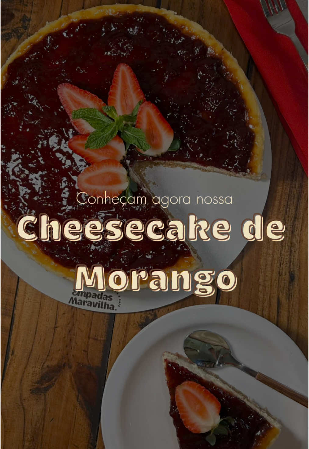 Hoje é dia de apresentar à vocês oficialmente a nossa cheesecake de morango! 🥹 Feita com a massa amanteigada de biscoito Maria, com nosso creme especial de cream cheese (utilizamos o @catupiryoficial) e nossa geleia de morango artesanal feita com todo carinho do mundo pra abrilhantar essa sobremesa! E claro, não podem faltar os morangos frescos na decoração 🍓 Ela está disponível em tamanho único de 25cm de diâmetro, servindo até 16 fatias, e será entregue numa linda caixa kraft com todo o capricho Maravilha que vocês já conhecem né? 🤍 Ouvi boatos que se vcs pedirem muito, a chefinha vai liberar a fatia para venda na loja e no delivery, pra quem não quer esperar até o Natal! #ficaadica 🤣 E se você quiser já pode reservar a sua para o Natal, mas não perde tempo não pois a quantidade dela será LIMITADA🎄✨  #natal #empadasmaravilha #riodasostras 