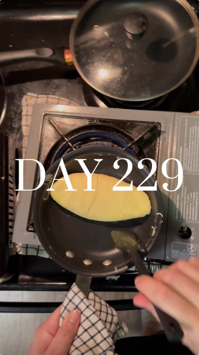 Day 229 - making the world’s hardest omelette with a spatula #omurice #spatula #cooking 