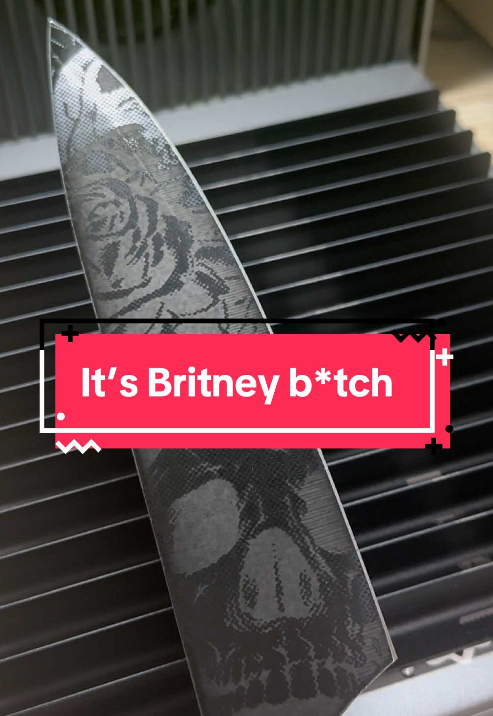 It’s Britney B*tch Gravure d’un couteau de cuisine avec la @xtoolofficial F1 Ultra 🥰 #gravure #laser #laserfibre #couteau #engraving #gravurelaser #laserengraving #knife #xtool #xtoolf1ultra #f1ultra 