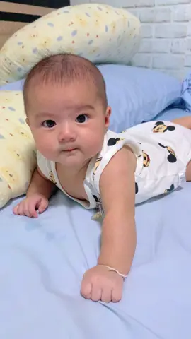 รุ่นนี้ใส่ถ่านสองก้อนค่ะ 5555 แบบนี้จะไม่หลงได้ไงลูก 😍🥰 #น้องเจ้าขาลูกแม่จ๊ะจ๋า #เด็ก3เดือน #เด็กน่ารัก #ลูกสาวคนแรก #ทีมสิงหาคม🤰🏻👶🏻 #fyp #เปิดการมองเห็น #ดันขึ้นฟีดที 