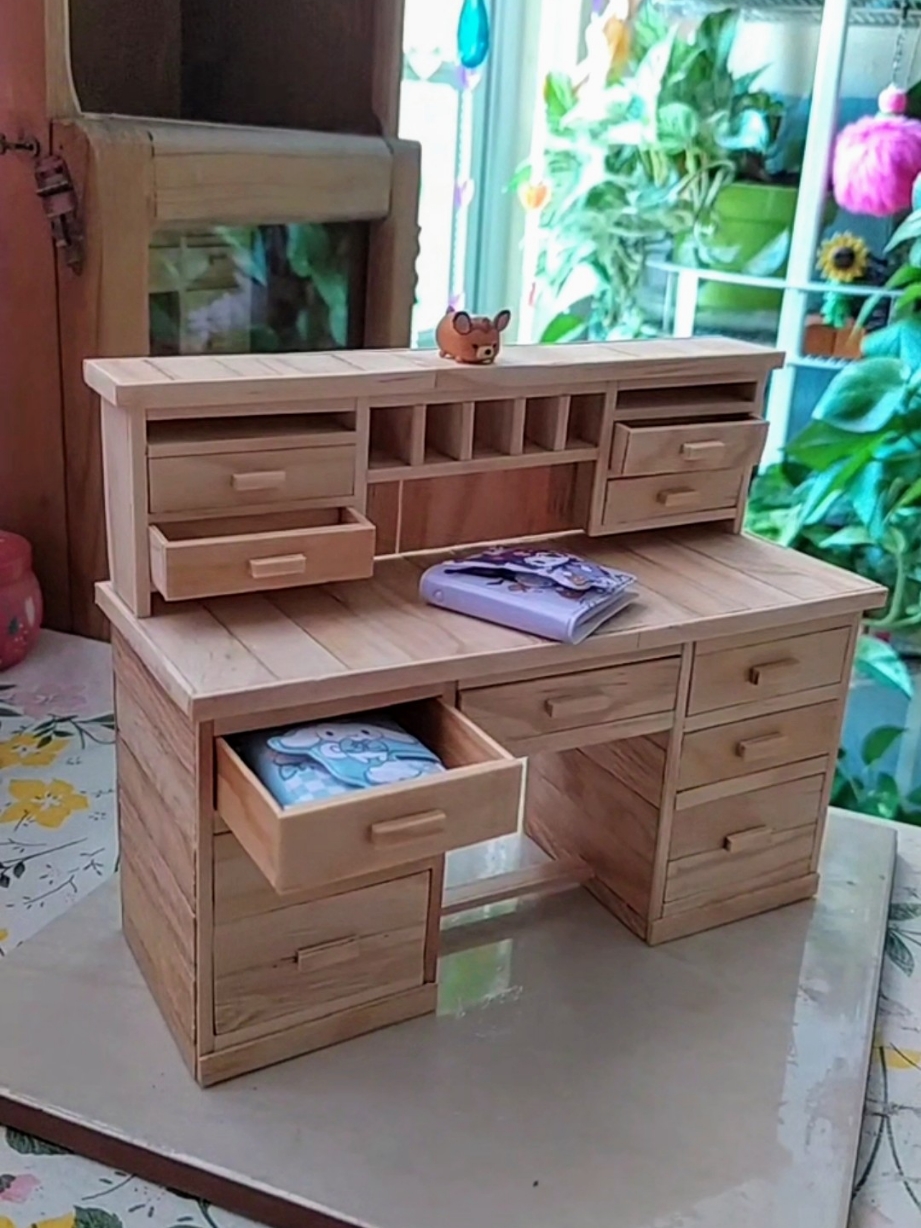 Llevo 2 meses haciendo este mini mueble #ToyHarta  . #miniatura #miniaturas #miniaturademadera #manualidades #manualidad #manualidadesencasa #manualidaddemadera #manualidadesdemadera #miniescritorio #escritoriominiatura #mueblesparabarbie #casademuñecas #mueblesparamuñecas #mueblesparamuñeca #palitosdemadera 