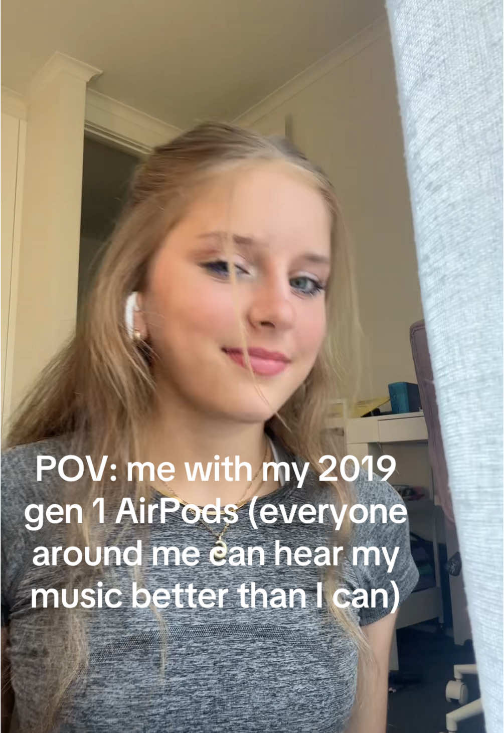 I think its quite obvious from the major airpod lag… #airpods #airpodsgeneration1 #appleairpod #music #fyp #fyppoppo 