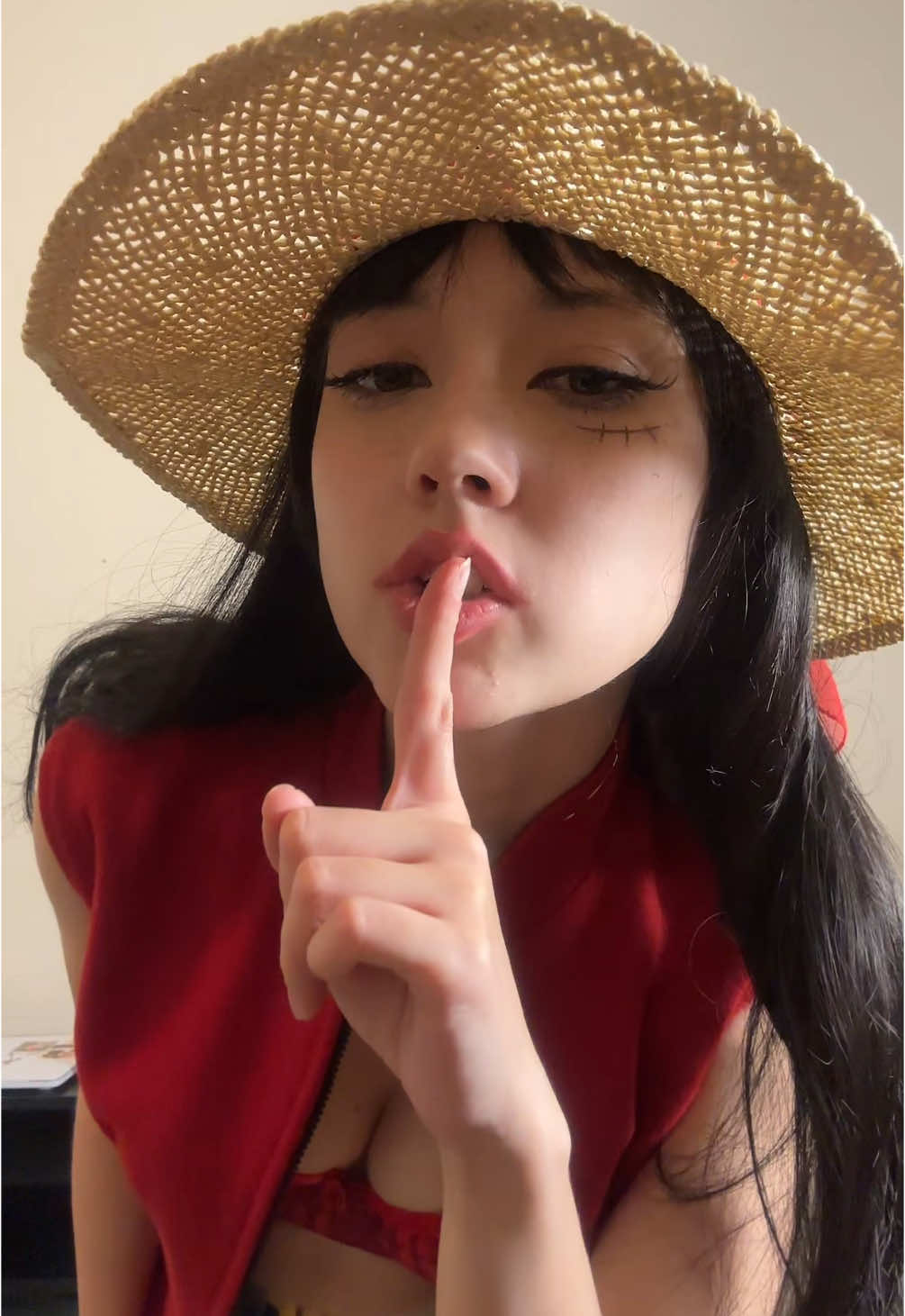 I asked my sister if i should put concealer on the hand and she was like no that would be so fckin creepy 😭😂 #アニメ #ワンピース #コスプレ #onepiece #femaleluffycosplay #luffy #monkeydluffy #onepieceliveaction 