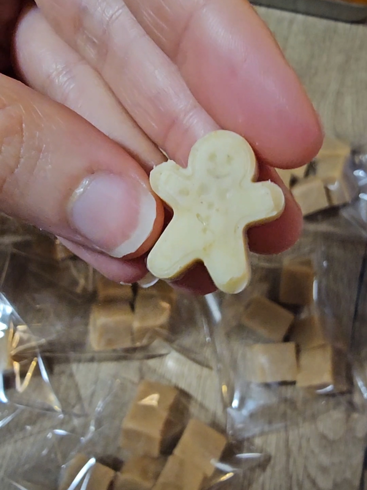 Is there anything more satisfying than slicing fudge? 😍 Plus how cute are the lil gingerbread fudge guys 🥹 #CapCut #capcutholiday  #fudge #handmade #satisfyingvideo #baker #baking #wonderlandbakes #Christmas #christmasbakes #christmasbaking #chocolate #gingerbread #gingerbreadfudge 