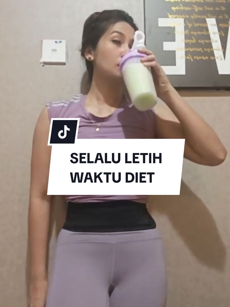 SELALU LETIH WAKTU DIET? CUBA PROTEIN, WHY? 👇 . Membekalkan Tenaga Berterusan Protein dicerna lebih perlahan berbanding karbohidrat, memberikan sumber tenaga yang stabil sepanjang hari. Mengekalkan Jisim Otot Ketika diet, badan cenderung memecahkan otot untuk mendapatkan tenaga. Pengambilan protein mencukupi membantu melindungi otot, yang penting untuk metabolisme. Mengawal Gula Darah Protein membantu menstabilkan kadar gula darah, mencegah penurunan mendadak yang boleh menyebabkan keletihan. Mengurangkan Rasa Lapar Protein meningkatkan rasa kenyang, yang mengurangkan keinginan makan berlebihan dan menyokong diet rendah kalori. Menggalakkan Pemulihan Protein membaiki tisu badan, terutama selepas aktiviti fizikal, yang penting untuk mengekalkan tenaga dan kesihatan semasa berdiet. Pengambilan protein secukupnya, bersama dengan karbohidrat kompleks dan lemak sihat, adalah kunci untuk kekal bertenaga semasa diet.