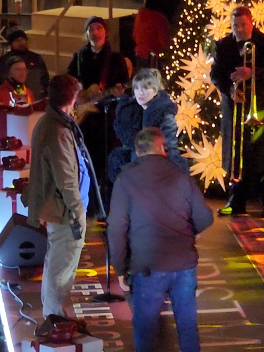 Kelly Clarkson soundcheck for the Rockefeller Center Tree Lighting Ceremony tomorrow.  #kellyclarkson #rockefellercenter  #christmas 