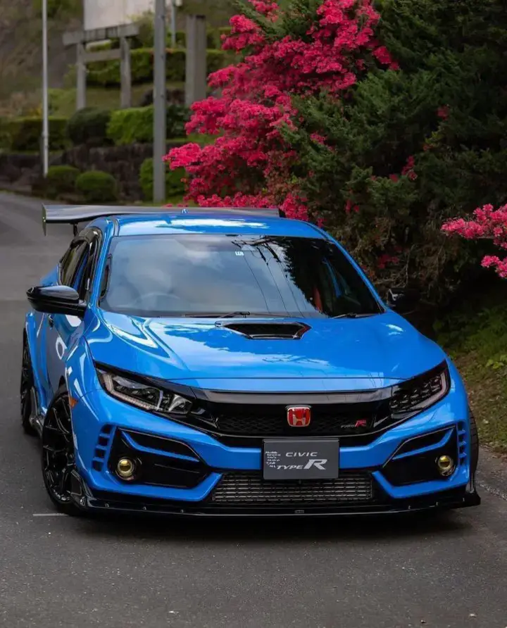 El Honda cívic typer rfk 8 presentado en 2017 marco un mito en la historia de los HATCHBACKS deportivos al convinar un diseño radical, tecnología avanzada y un rendimiento de sircuito. Fue el primer en llevar la insignia typer al mercado Estadounidense ganándose rápida mente el respeto de los intusiastas de todo el mundo. El fk8 está equipado y con un motor 2.0 litros vtec tubo capas de generar 306 HP caballos de fuerza asociados exclusivamente a una transmisión manual de 6 velocidades. Este conjunto lo convierte en uno de los HATCHBACKS de tracción delantera más potente y emocionantes construidos. El CIVIC typer r fk8 dejó su marca en las pistas estableciéndos récords como el HATCHBACKS DE tracción delantera más rápido en nürburgring nordschleife en su debut. Su presision en el manejo se debe al equilibrio entre su suspensión en el chasis rígido, suspensión adaptativa y un sistema de dirección electrónica calibrado a la perfección fue diseñado y desarrollado en Europa pero ensamblado en la planta de Honda en suindo en REINO UNIDO es el primer cívic typer que se vendió oficialmente en mercados como norteamericana, ampliando su su legado global. El Honda cívic typer Fk8 no es solo un HATCHBACKS deportivo es una declaración de intenciones, un grito de rebeldía contra lo ordinario con su diseño radical implacable y herencia de carreras. Este modelo redefine lo que un auto de tracción delantera puede lograr es una maquina que no solo lleva a los conductores de un punto a otro sino que trasforma cada Kilómetro en una experiencia inolvidable..... #honda #civic #carros #edit 