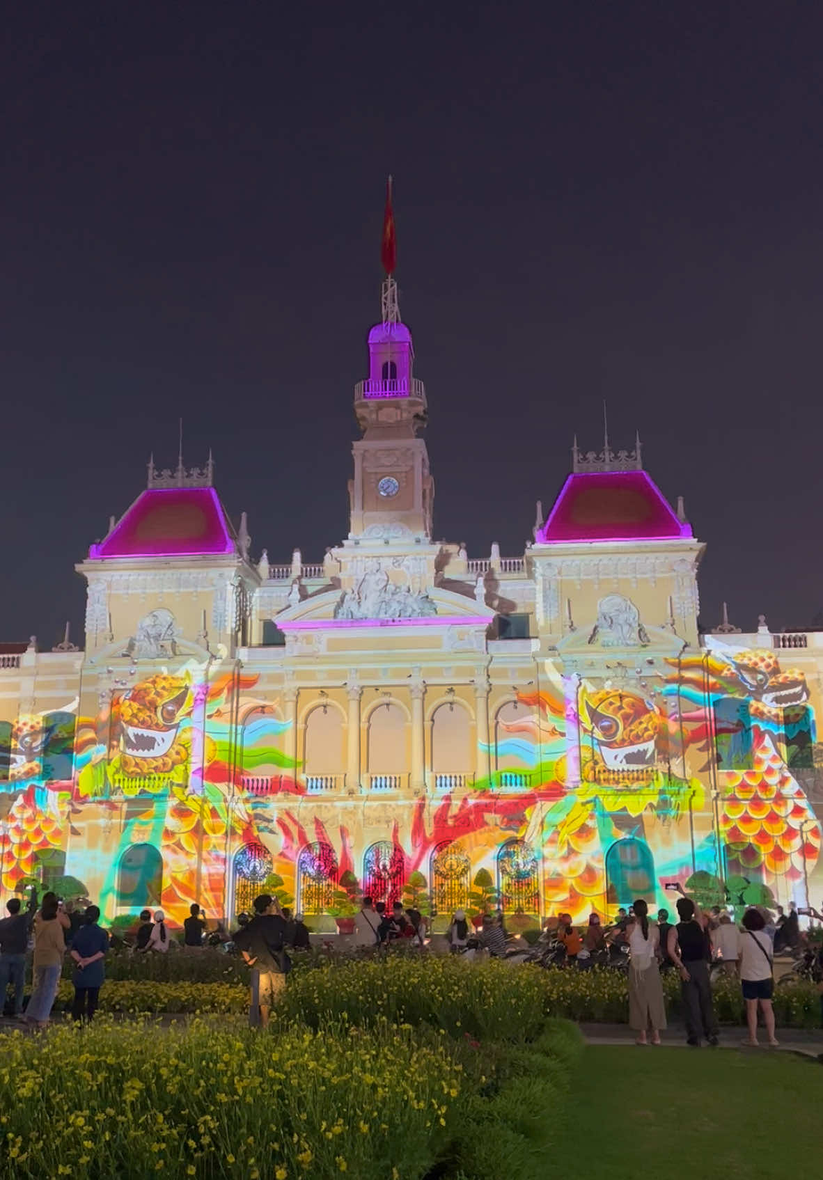 Tranh thủ 18h30 chiều nay đi xem Mapping ánh sáng hoành tráng nhất trong năm các bạn nhé. #ubndtphcm #mappingubndtphcm #saigon #saigoncityview 