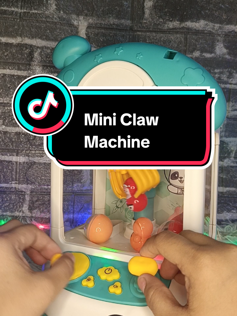 Kung naghahanap ka ng pang regalo sa mga bata ngayong darating na Pasko, eto na ang ating Mini Claw Machine 🎰 #clawmachine #miniclawmachine #kids #kidsgift #fyp 