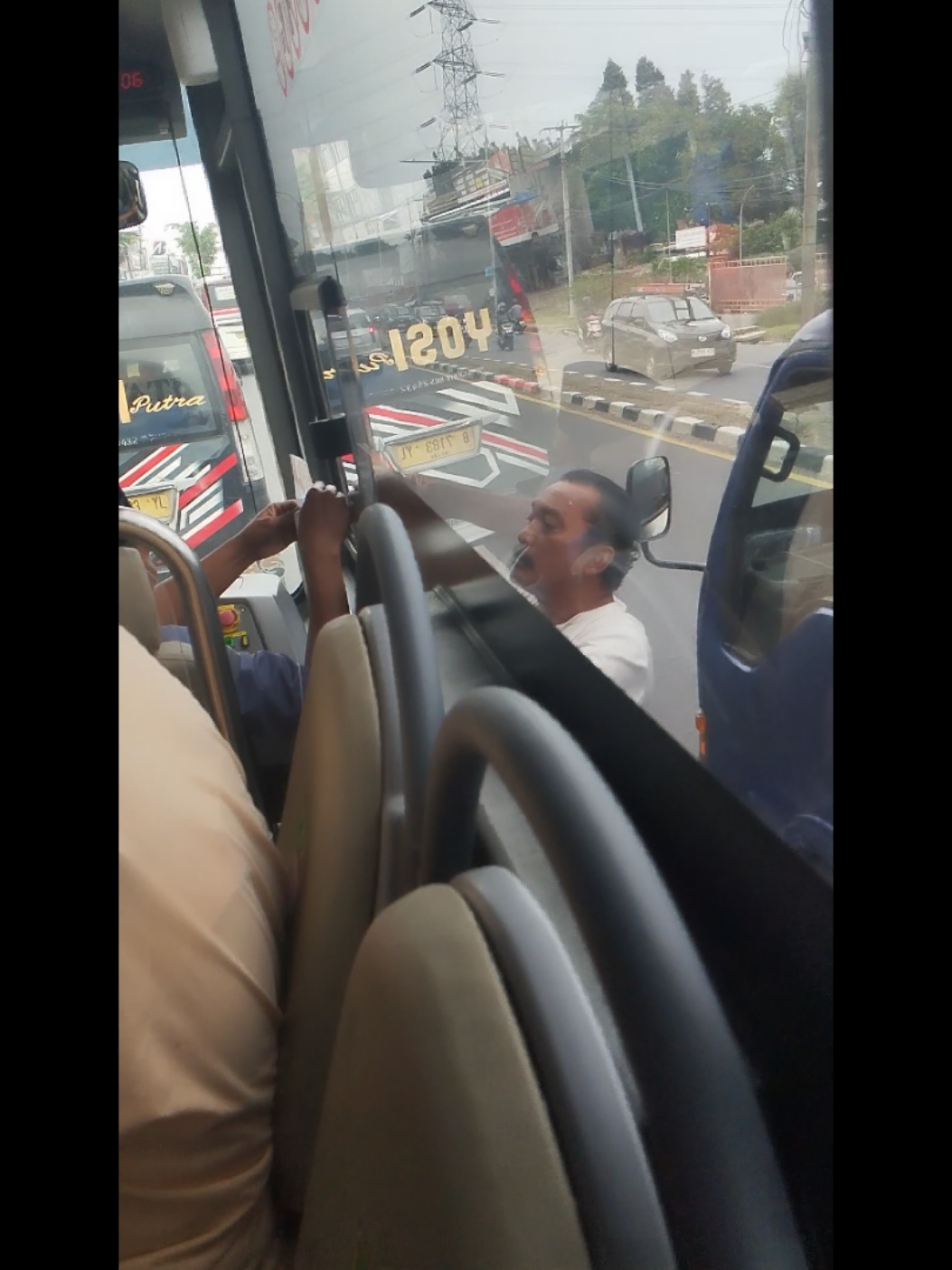 Kejadian depan Stop Bus Holland Bakery Jam 09.00. Supir elf menurunkan penumpang paksa yang baru naik, dan meminta paksa KTA Driver Biskita Trans Wibawa Mukti.  #transwibawamukti #biskita #infocikarang #infobekasi #infotambun 