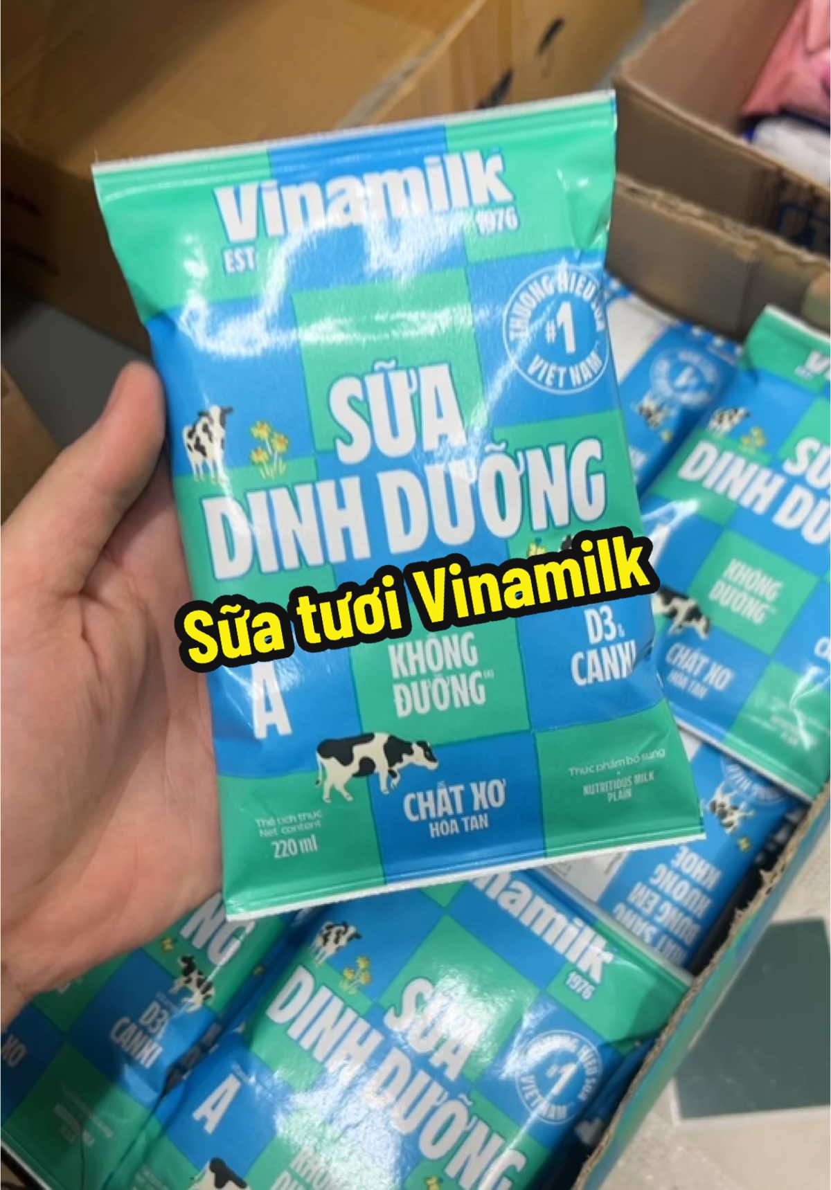 Sữa tươi tiệt trùng Vinamilk không đường bịch 220ml được làm từ sữa bò tươi nguyên chất, mang hương vị thơm ngon hấp dẫn, không bổ sung thêm đường, phù hợp cho người ăn kiêng, giảm cân nhưng vẫn đảm bảo đủ đầy dinh dưỡng tự nhiên #suatuoi #milk #suatuoikhongduong #suavinamilk #thungsuatuoi 