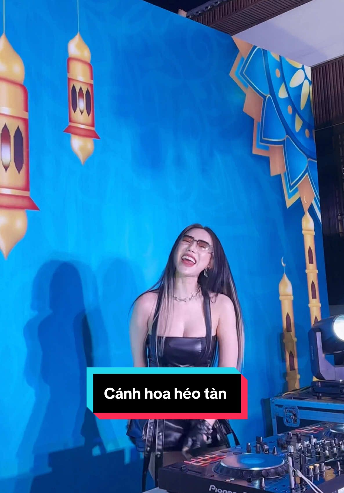 Yêu anh như kẻ ngu si tin anh như người mất trí😝#djNhungbabe #xuhuong #trend #tiktokforyoustage #trendingvideo #giảitrí #tik_tok #live #hàihước #remix 