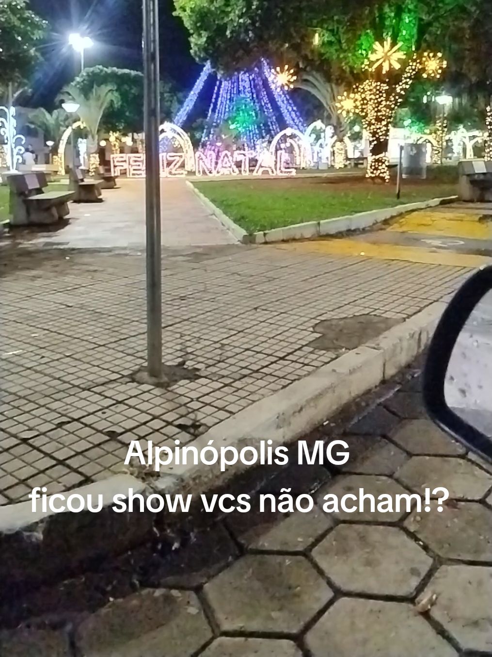 lá vem nossa cidade encantadora 🙏 #alpinopolis #natal #natalino #luzes #verde #praça #sensacional 