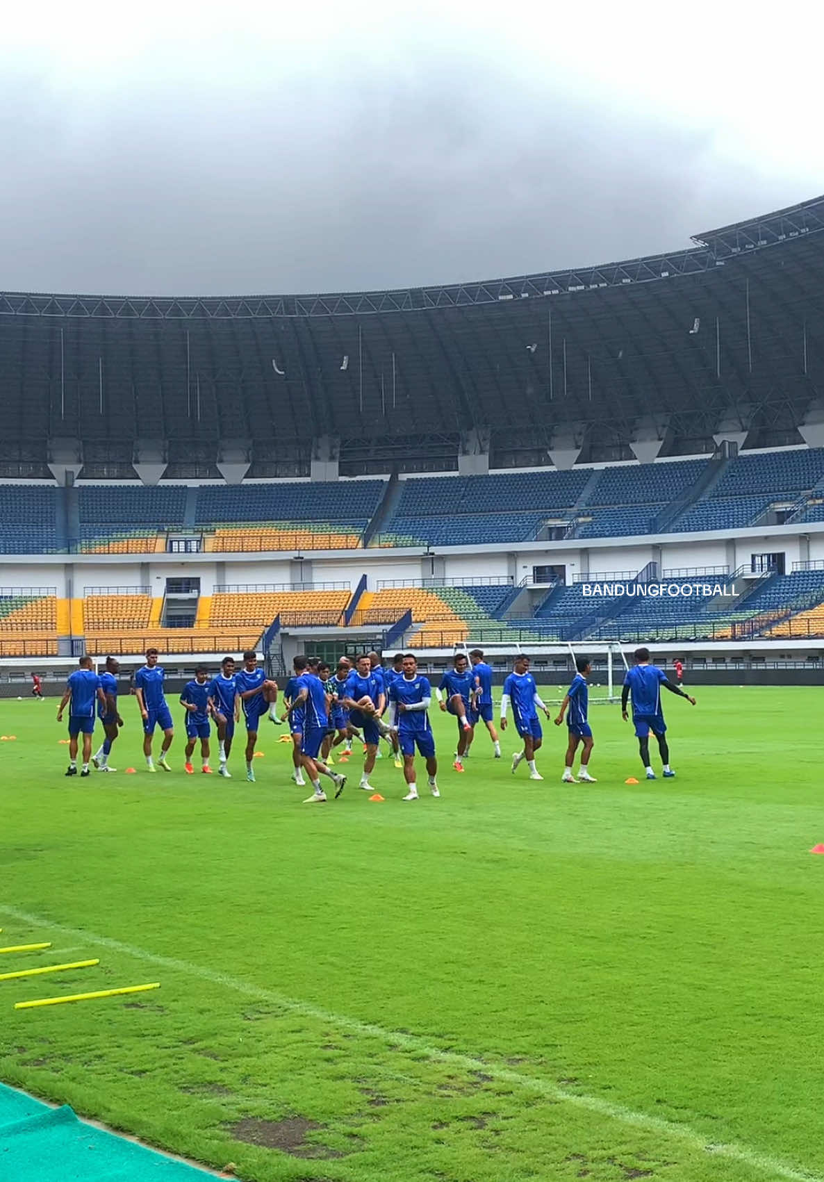 Dikarenakan hujan turun cukup deras di Stadion Si Jalak Harupat, Persib lakukan Official Training di Stadion Gelora Bandung Lautan Api 🫶🏻💙🏟️