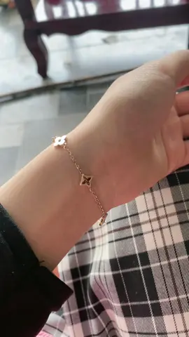 Lắc xinh đi cả nhà oi#xuhuong #lactaynu #ypfッ 