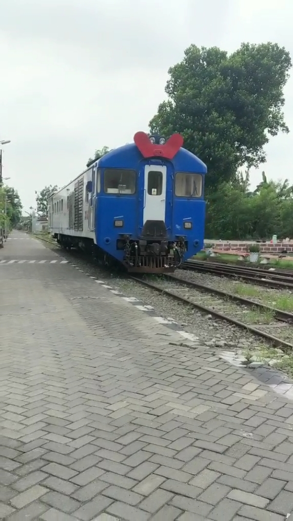 Langsir KA Kedung Sepur masuk balai Yasa Yogyakarta setelah selesai menjalani running test pagi hari ini  📆 Rabu, 4 Desember 2024 ⌚ 09:40 Wib #keretaapi #duniadalamkereta #railfansindonesia #kedungsepur 