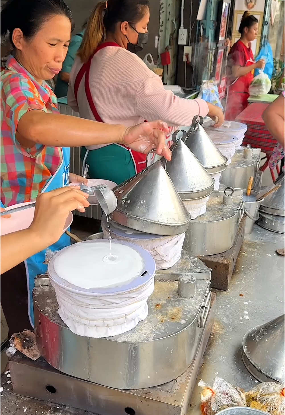 Michelin Recommended Coconut Rice Cake in Chiang Mai 📍Lung Khajohn Wat Ket https://maps.app.goo.gl/KChcoFM6E1CKgk2S9 109 ถนน เจริญราษฎร์ Wat Ket, Mueang Chiang Mai District, Chiang Mai 50000 ⏰ 6 am open #coconut #ricecake 