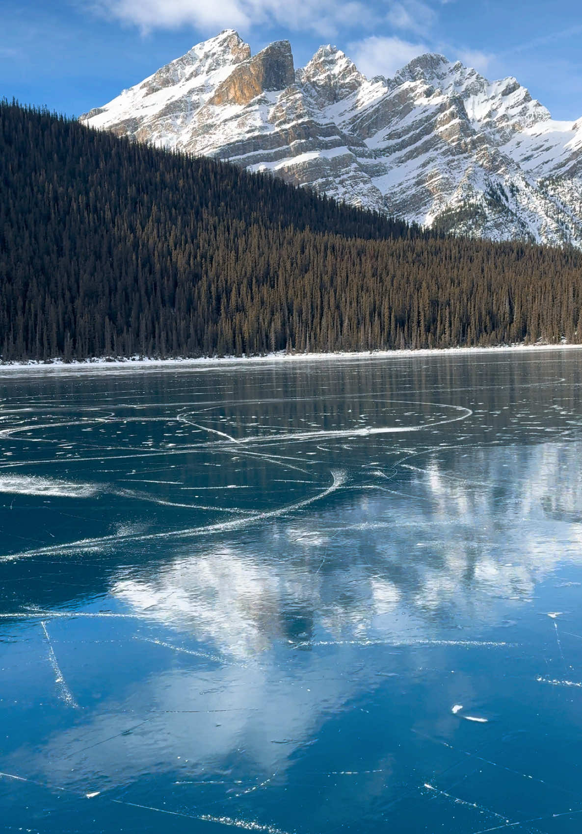 Finally ⛸️✨#fyp #foryou #canada #canadianrockies #mountainlife #beautifuldestinations #wintervibes #mountainsarecalling #beautifulview #odr #wildice #IceSkating 