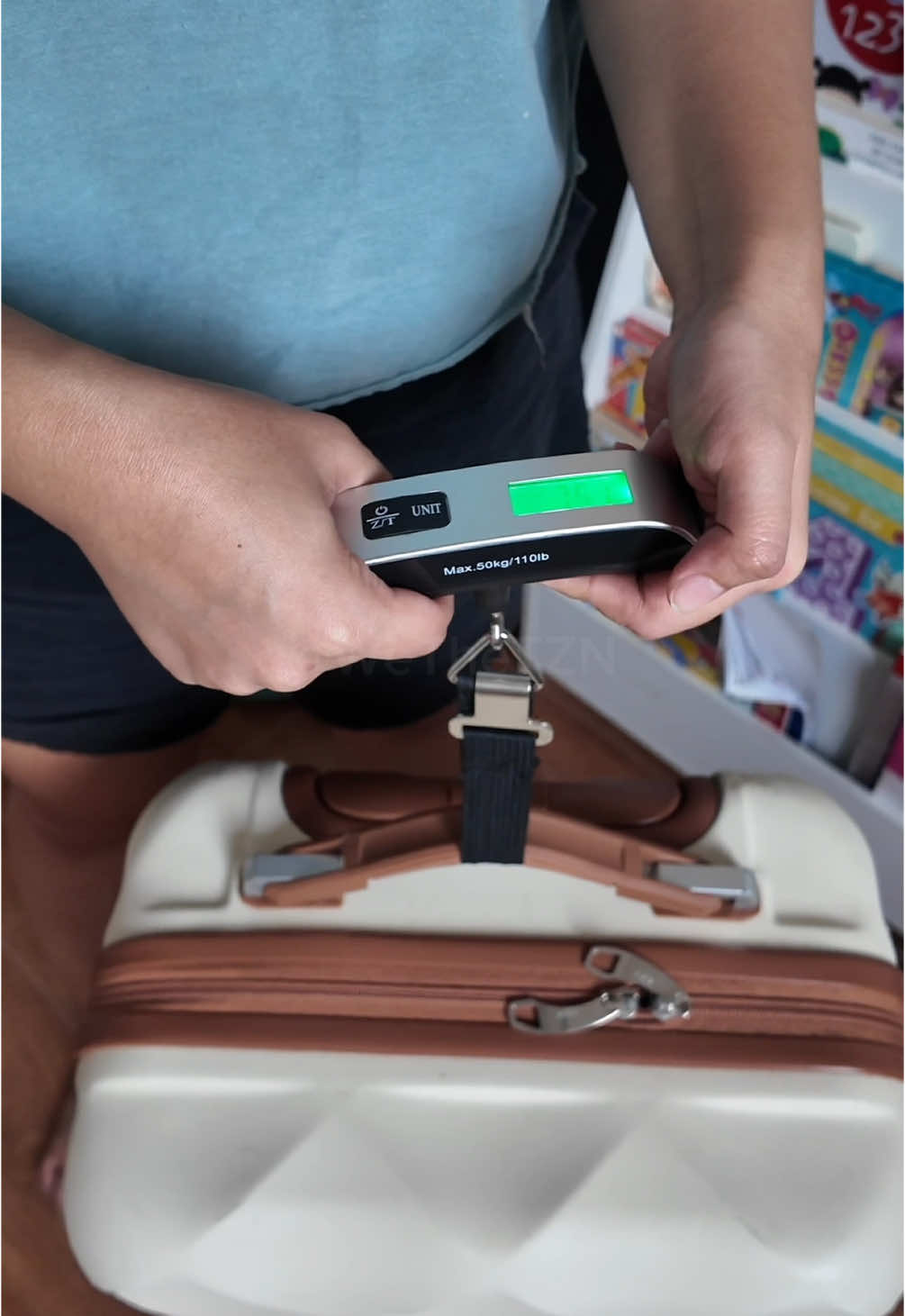 Portable weighing scale for luggage