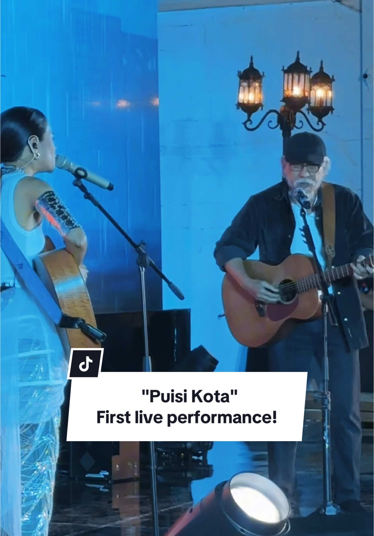 Duet beda generasi Maudy Ayunda & Iwan Fals membawakan lagu 