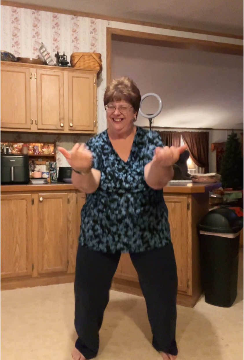 Dancing in a 59 year old body with a mind that still feels like it’s 20. #tupacdancetrend #2pac #howdoUwantit #tupac #jrob1155 #easydancetrend #daclub 