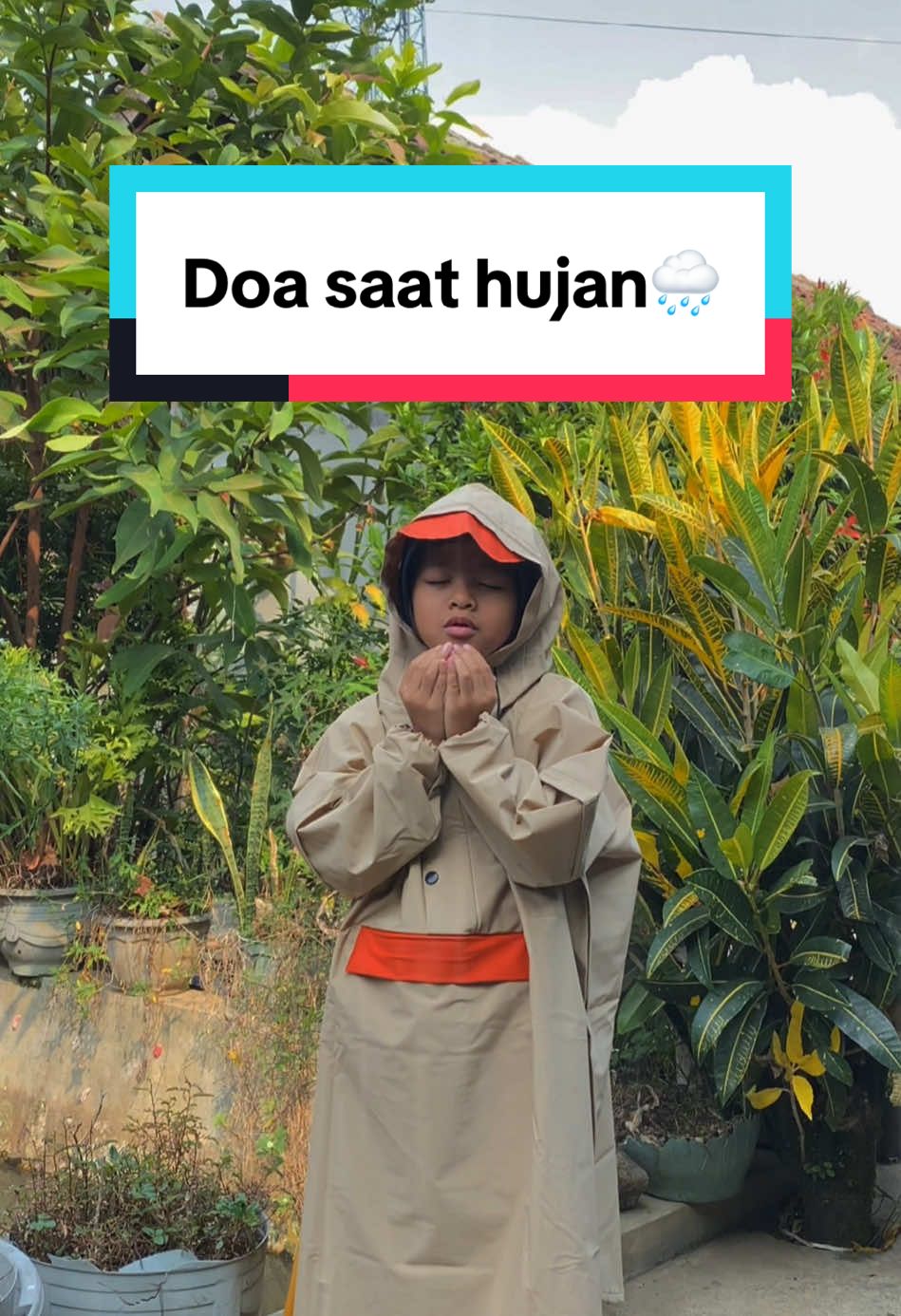 Pagi musim hujan, jangan lupa ajarkan anak untuk berdoa dan bersyukur🥰 #jashujan #fyp #bajuanak #jashujananak 