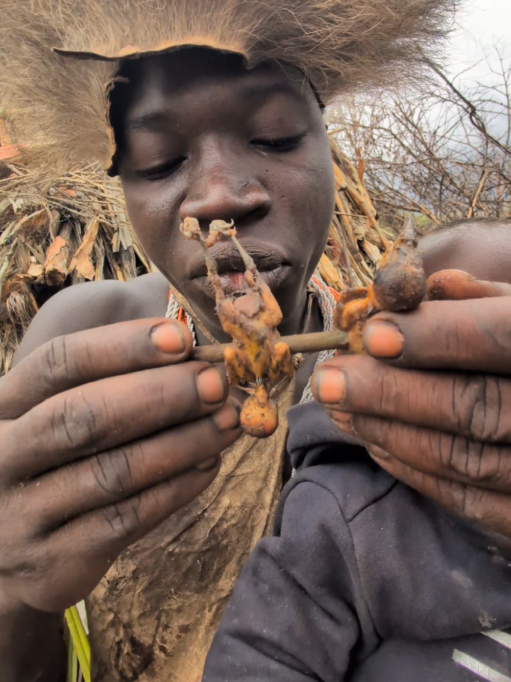 Hadzabe tribe man enjoying his breakfast with his Little Boy middle of Jungle 😲😋#villagelife #africatribes #tiktok #USA #hadzabetribe 