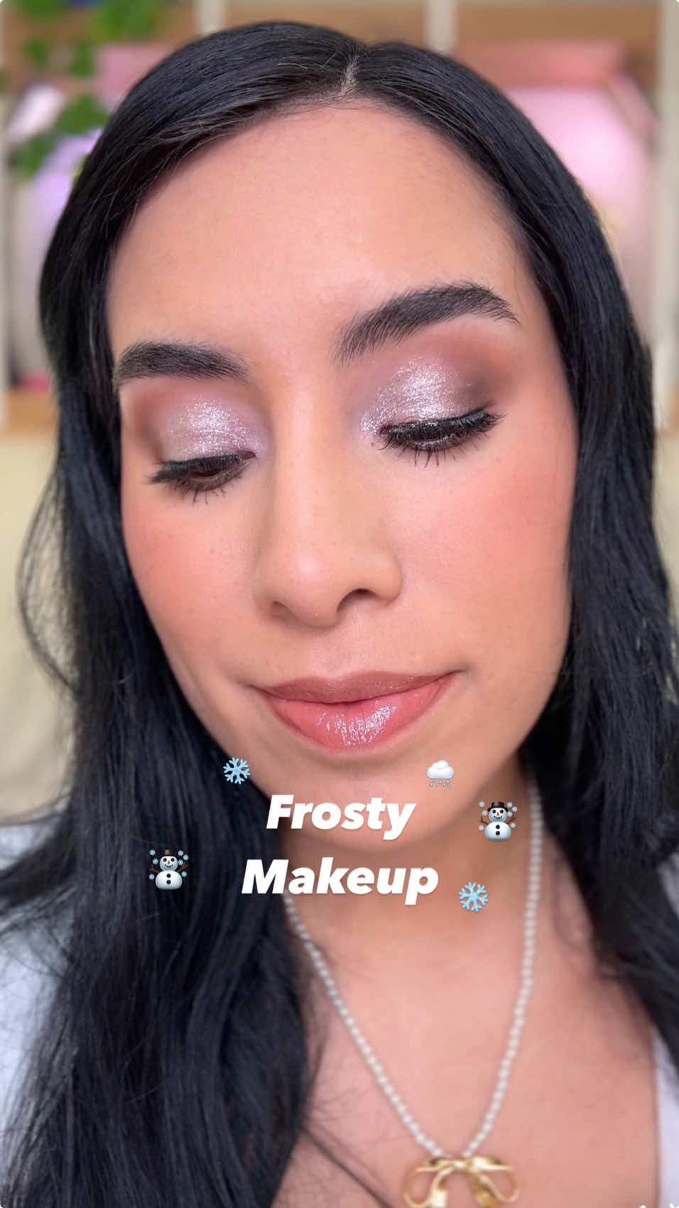 Frosty makeup☃️❄️ para estas fiestas ❄️Productos utilizados: -Prebase Soft Ochre #maccosmetics  -Paleta de sombras Retro Palette @Natasha Denona  -Paleta Soleil #loraccosmetics   -Paleta #andiespinoza  -Base LumiMatte 128 @Maybelline NY  -Corrector Born this way “vanilla”  @Too Faced  -Rubor “Natural” @Bissú  -Delineador de labios “Sandstorm” @L.A. Girl Cosmetics  -Lip gloss holográfico “wonder” @L.A. Girl México  #maquillateconcarel #navidad2024 #tipsdebelleza #tipsdebelleza #hacksdebelleza #frostymakeup 