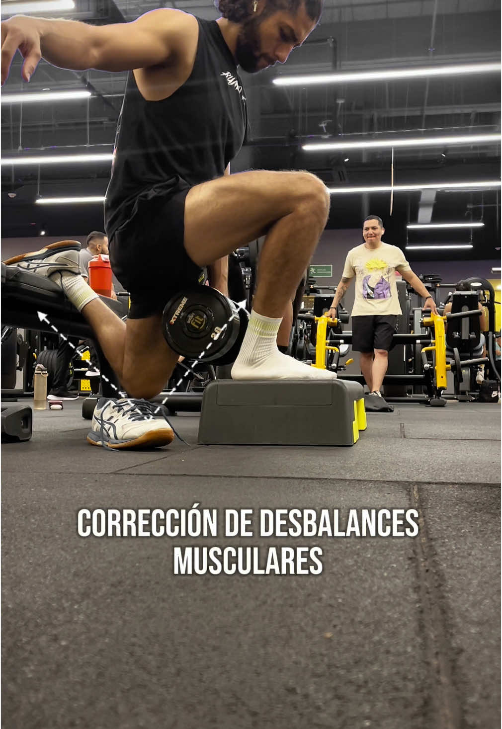 La sentadilla búlgara con la pierna de apoyo sobre un step es una variación avanzada de este ejercicio que ofrece numerosos beneficios tanto para el desarrollo muscular como para la mejora del rendimiento funcional.  #gym #Fitness #mundofit #gymlover #personaltrainer #sentadillabulgara 
