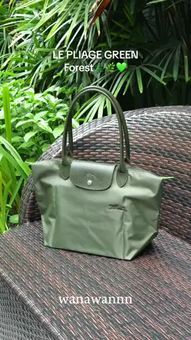 Greeny one is cute🌿💚 #Longchamp #longchamplepliage #totebag #bag #girl #green #fypage 