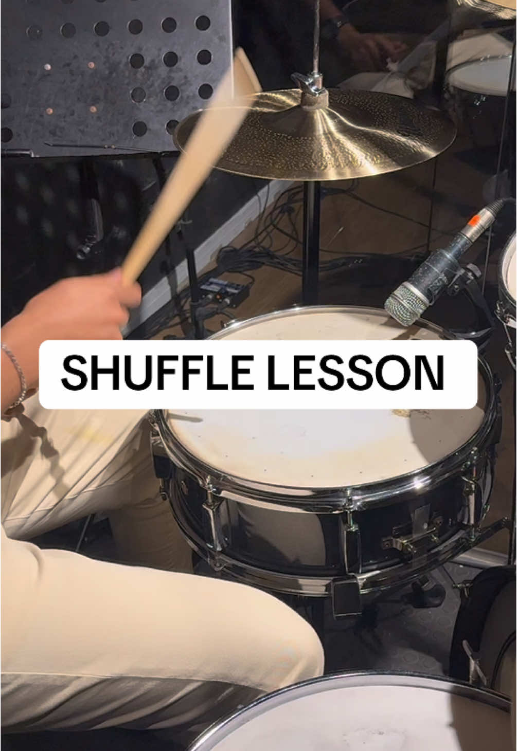 🎵 Exercício de Shuffle na Bateria 🎶 O shuffle é um ritmo com aquele balanço característico que muitos estilos musicais usam. Neste exercício, o foco está no chimbal, que mantém o padrão principal, enquanto exploramos variações criativas na caixa. Sem o bumbo dessa vez, o desafio é trabalhar as notas de preenchimento na caixa, adicionando dinâmicas e combinações que trazem mais textura e movimento ao groove. 💡 Dica: Concentre-se em manter o ritmo do chimbal constante enquanto experimenta diferentes padrões na caixa. Quanto mais precisão e controle, melhor o resultado! 📌 Gostou do desafio? Salve o post e me conta como foi treinar! #bateria #aulasdebateria #shufflelessons #drums 