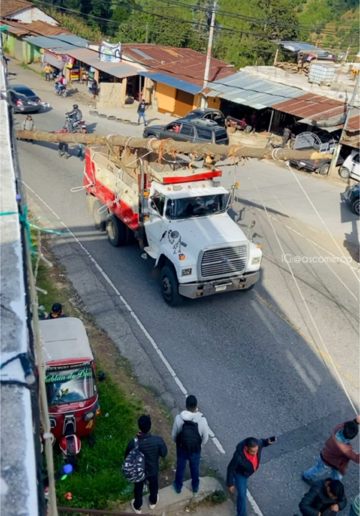 Traída del Palo Volador, anunciando la Mega Feria 🎡 de nuestro bello pueblo Santo Tomás Chichicastenango! Que viva nuestras tradiciones y costumbres! #tradiciones #culturamilenaria #guatemala #chichicastenango #guatemala #riquezacultural #costumbres 