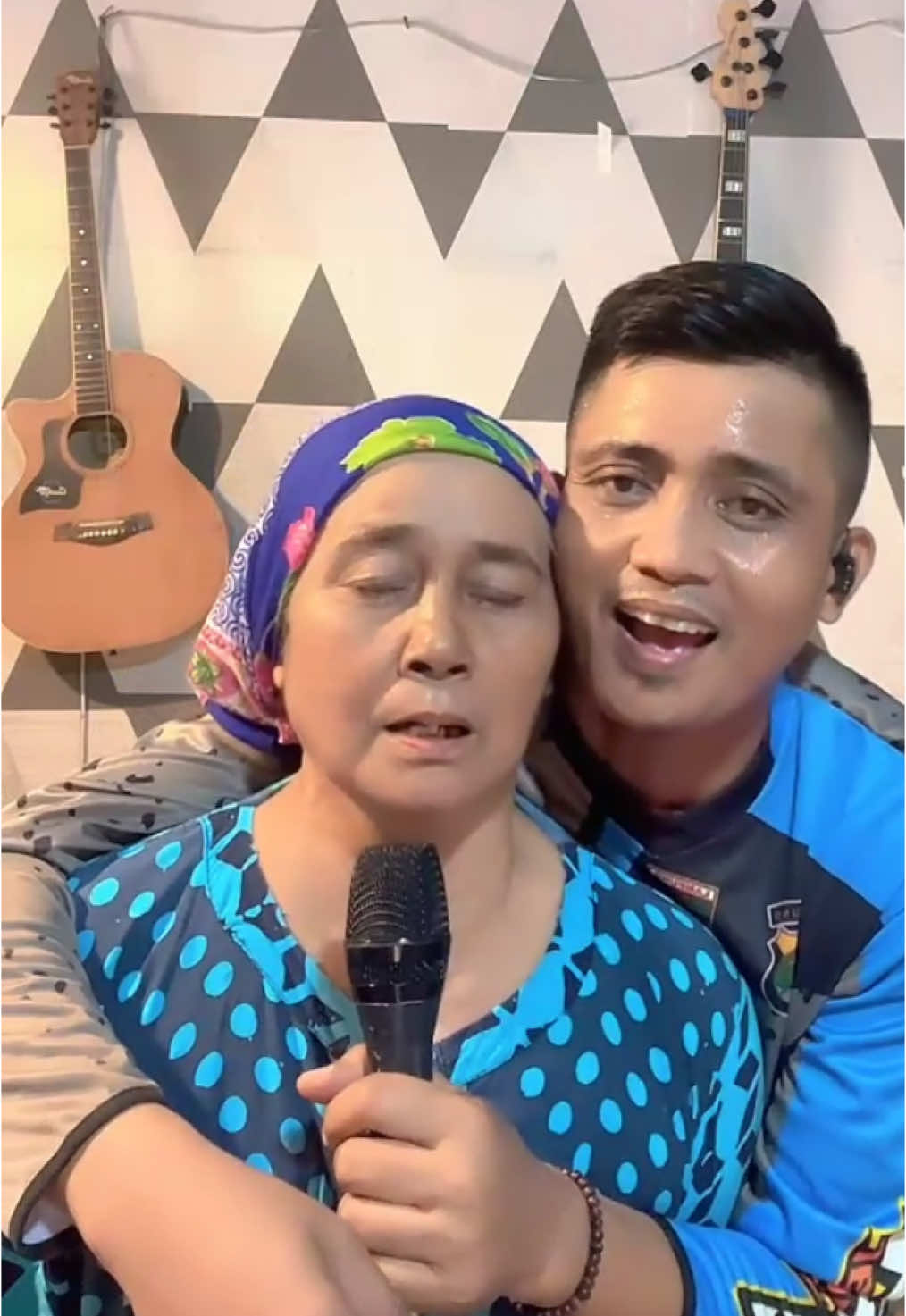 Meresapi banget mamak sm lagu sepiring berdua kelingan alm bapak yo mak