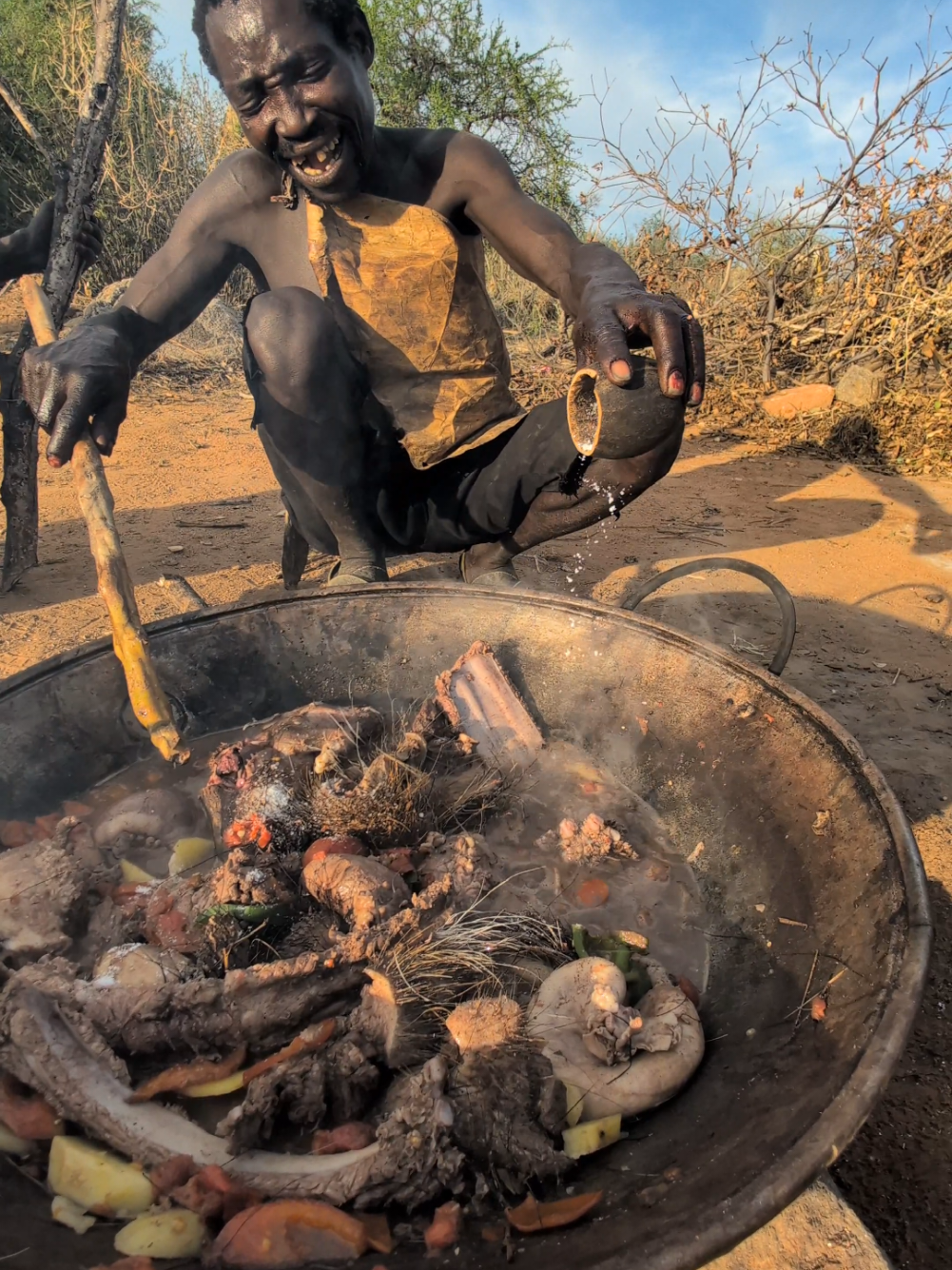 What a delicious Soup 🍲😋 See how hadzabe tribe use spices in their favorite meal #africastories #hadzabetribe #tiktokindia #UK #USA 