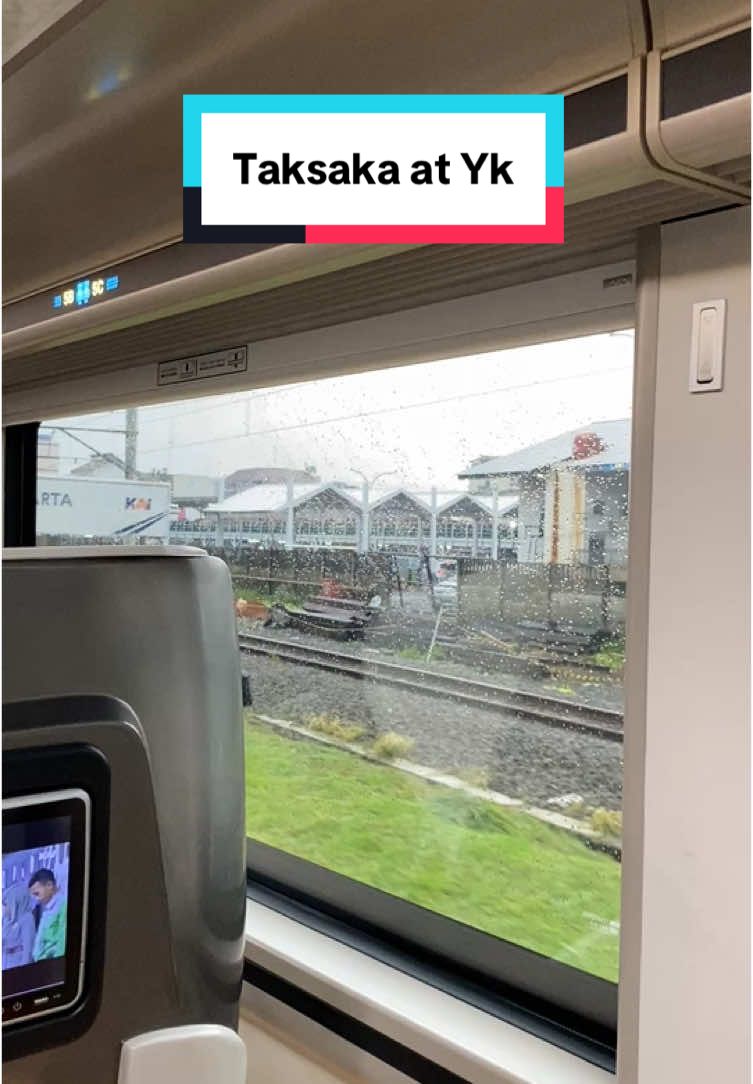 Sampai di Yogyakarta dengan Syahdu dan gerimis 🥹 #kai121_ #keretaapi #keretaapiindonesia #railfans #taksaka #luxury #yogyakarta #videomentahan 