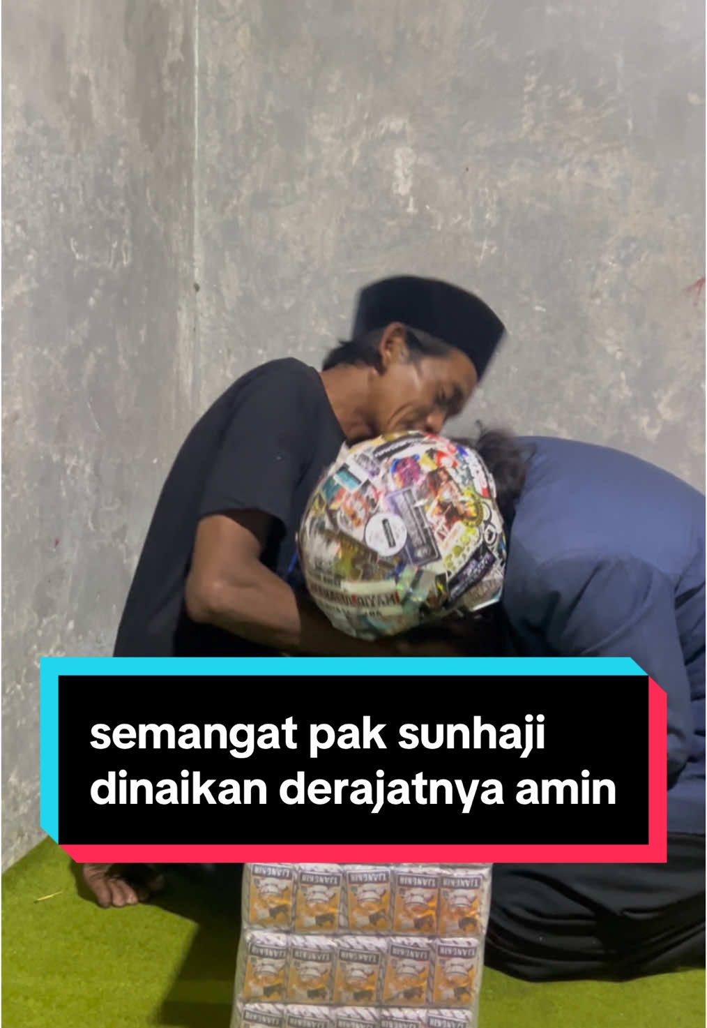 tetap semangat pedagang es teh indonesia. asongan gerobakan dan semuanya. semoga pak sunhaji tetap semangat berjualan. Semua selesei jangan saling memusuhi satu dengan yg lain, cinta damai #estehviral #tehblirik #trending #gusmiftah @AnakePedagang #bakules #bakulesteh 