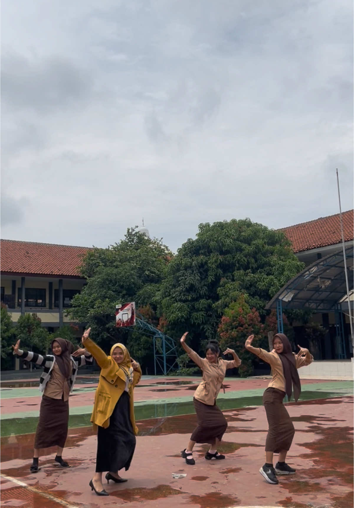 Nari yang lagi rameeee 💃🏻🌼  #gemintangartstudio #gurutari #fyp #gurusenibudaya #gurunarisamamurid #tariantradisional #taritradisional #tarijaipong #tradisionaldance #chexo dc @yanaaja ✨