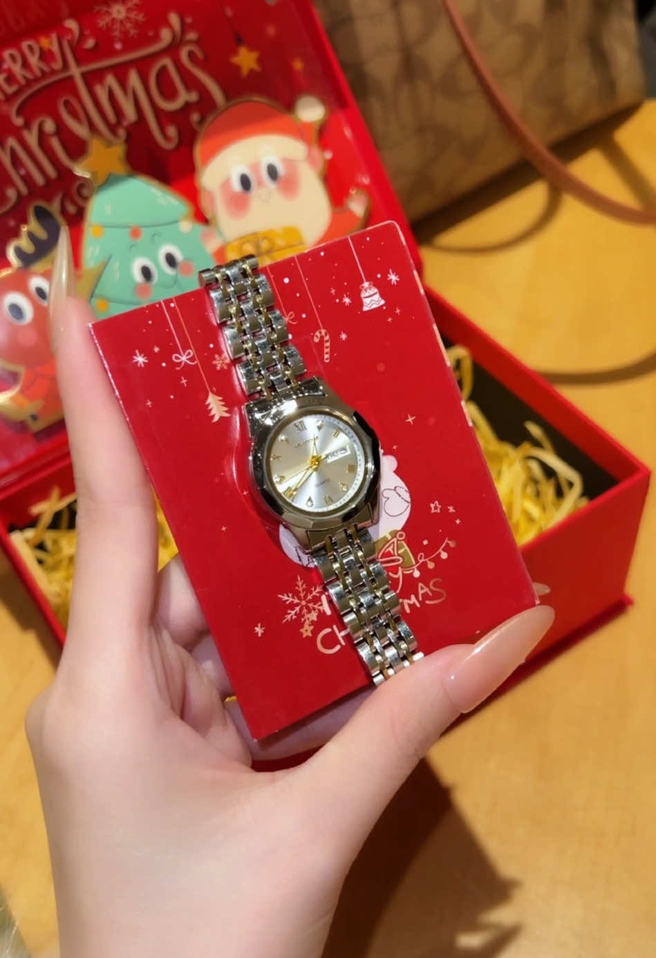 🎄🎁Giving a watch as a Christmas gift is filled with love. She deserves this beauty. 💕#watch #chrismasgifts #gift #fashion 