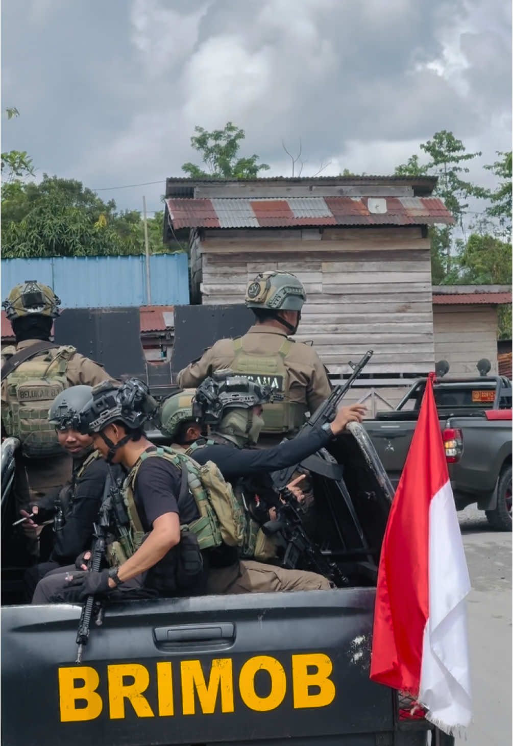 PATROLI GABUNGAN TNI - POLRI DI WILAYAH KOTA DEKAI KABUPATEN YAHUKIMO .  @BRIMOB MERAUKE  @BRIMOB PAPUA  @Humas Polda Papua 