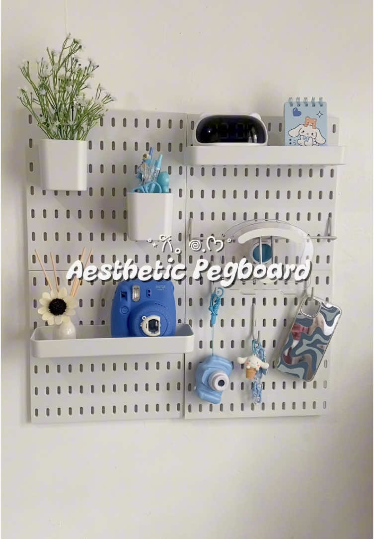 Aaaaaakkk jadi estetik gini pake pegboard di dinding kamar ⋆.˚ ᡣ𐭩 .𖥔˚#pegboard #pegboardwall #dekorasi #dekorasikamar #rakgantung 