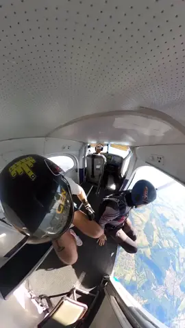 🤩 🪂🤘🏻 Enjoy with @skydiving_official✅  . . . ⠀⠀⠀⠀⠀ . . ⠀⠀⠀⠀⠀⠀⠀⠀ Posted  @deringmar 🎢 #skydiving #skydiver #skydive #skydivedubai #skydivegram #paratec #sky #jump #plane #parachute #parachuting #lbaltimeters 