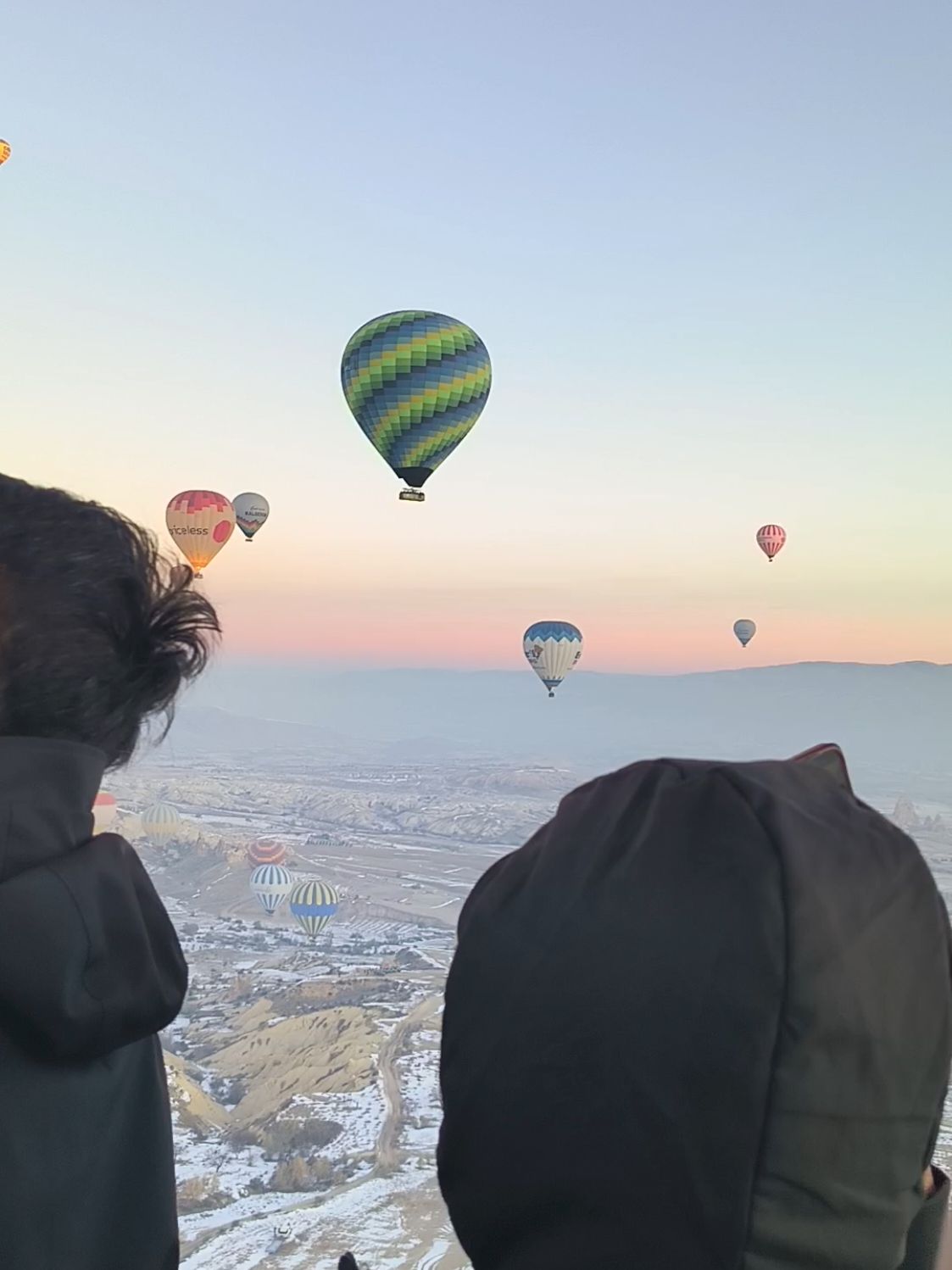 Balon udara di kapadokya . semoga semua ada dalam lindungan Allah SWT sehat selamat lancar panjang umur sukses  #kapadokya #turki #balonkapadokya#jaketkulit #viral #kapadokyabalon 