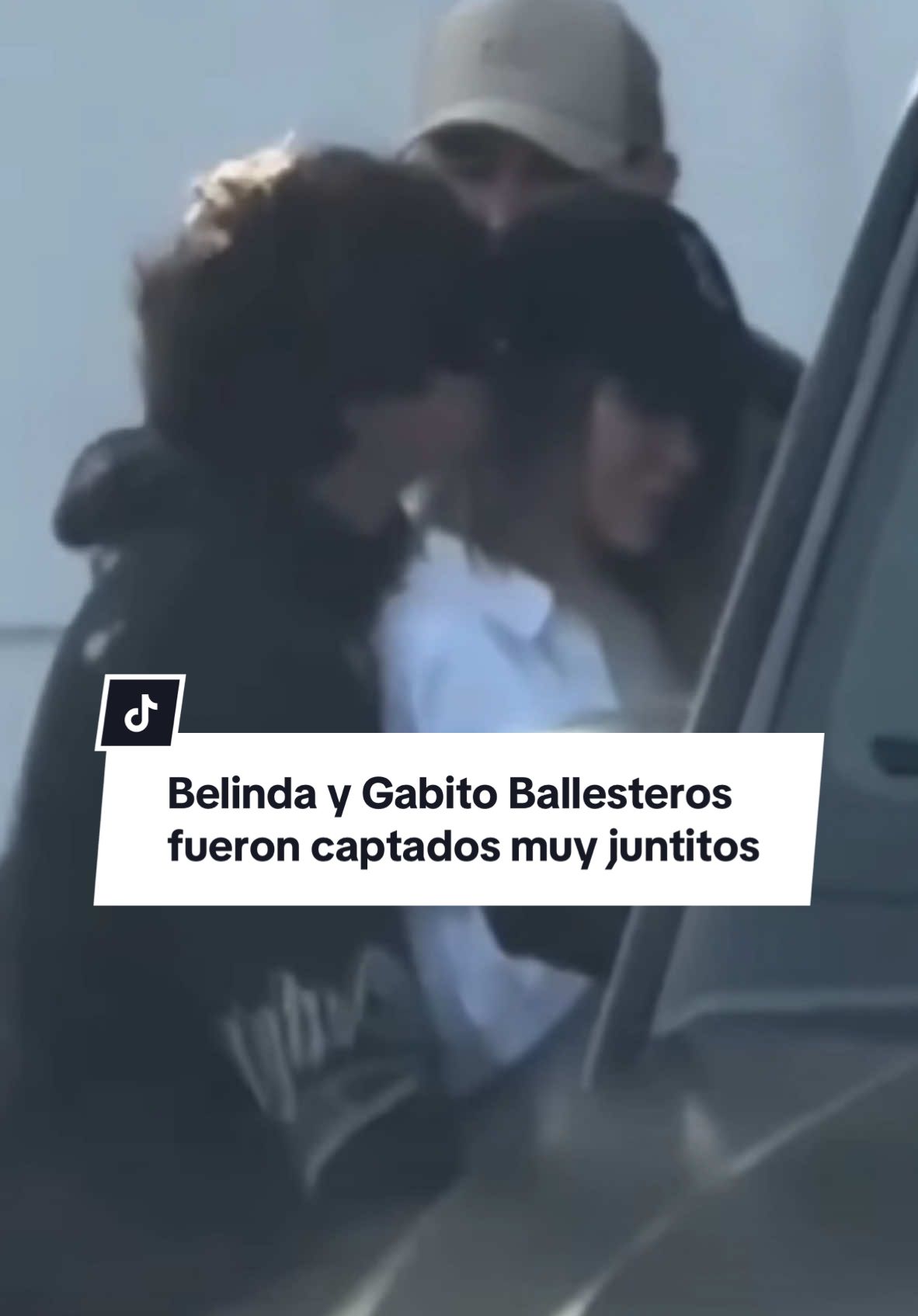 Belinda y Gabito Ballesteros fueron captaron muy juntitos mientras Gabito le daba un beso. 👀 CC: @lalobadejalisco1 #beli #belica #belinda #belindapop #belindatok #belindaperegrin #belibeli #belibelika #gabito #gabitoballesteros #gabitoballesteros🔥 #gabitoballesterosfanss #gabitoballesteros🧿♥️ #ballesteros #corridostumbados #belicos #belicas #couple #couplegoals 